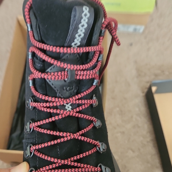 UGG NEVER WORN BILTMORE HIKER Black Boots with Red Laces - Picture 8 of 8